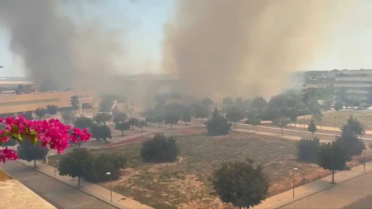 Incendio en la Urbanizaci&oacute;n Java de Mairena del Aljarafe (Sevilla).