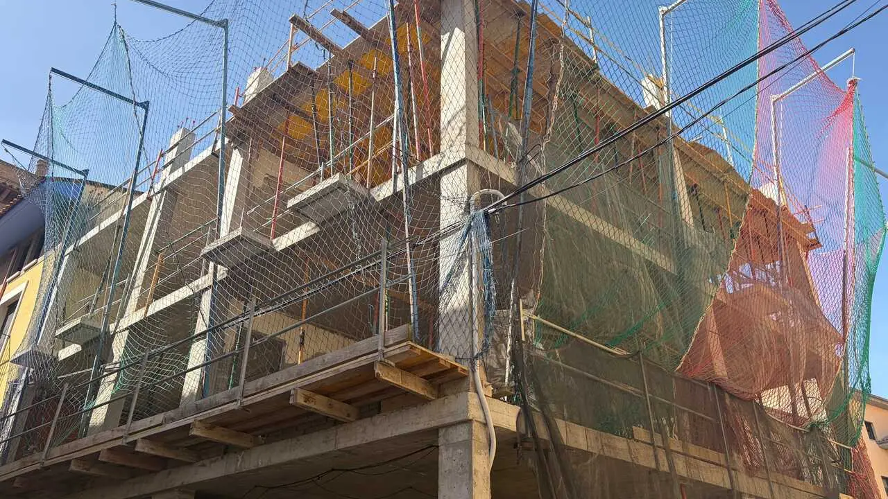 Archivo - Edificio con andamios por obras de construcci&oacute;n.