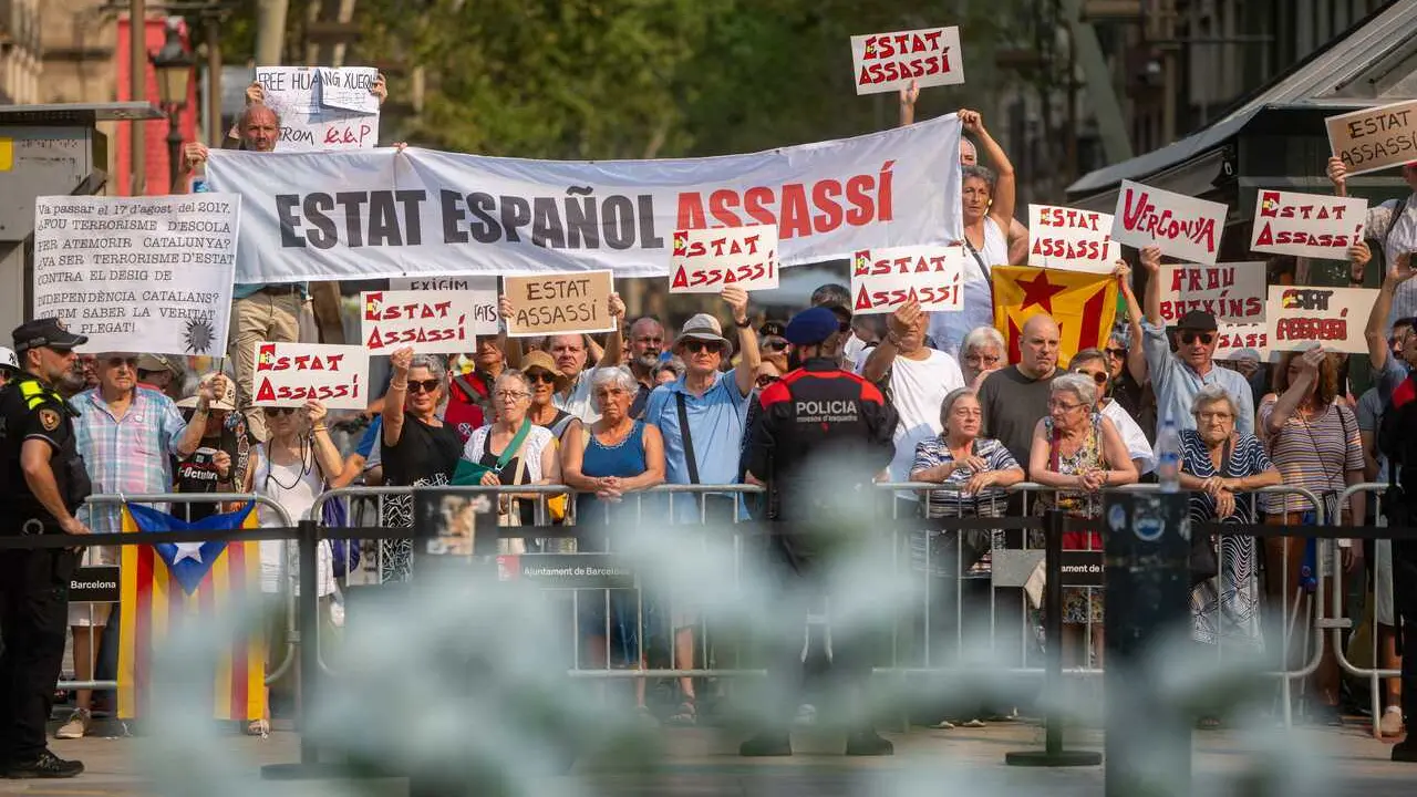 Archivo - Un grupo de personas durante el homenaje a las v&iacute;ctimas del atentado del 17A en su 8&ordm; aniversario, en La Rambla, a 17 de agosto de 2025.