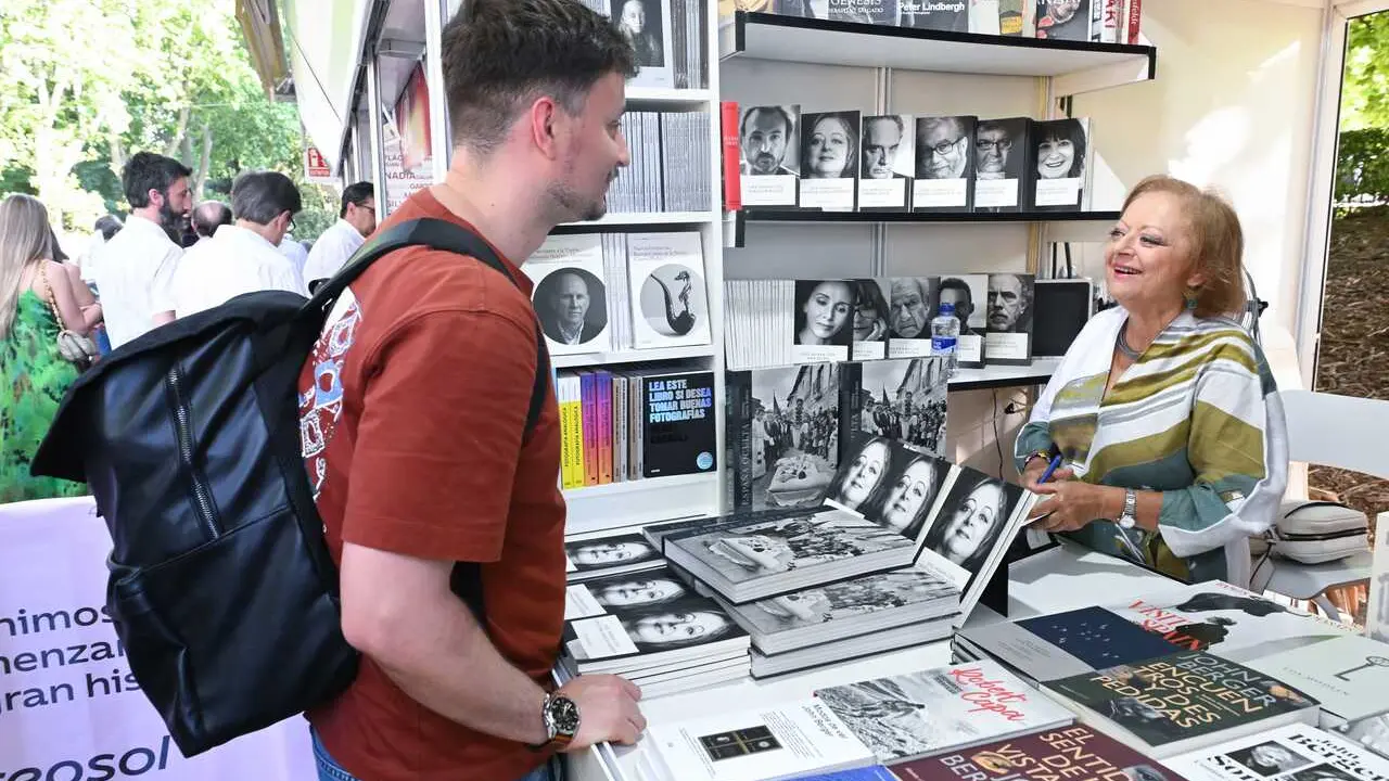 La fot&oacute;grafa Cristina Garc&iacute;a Rodero firma ejemplares de sus libros durante la primera jornada de la 85&ordf; edici&oacute;n de la Feria del Libro de Madrid, en el Parque del Retiro, a 29 de mayo de 2026, en Madrid (Espa&ntilde;a). La 85&ordf; Feria del Libro de Madrid se celebra