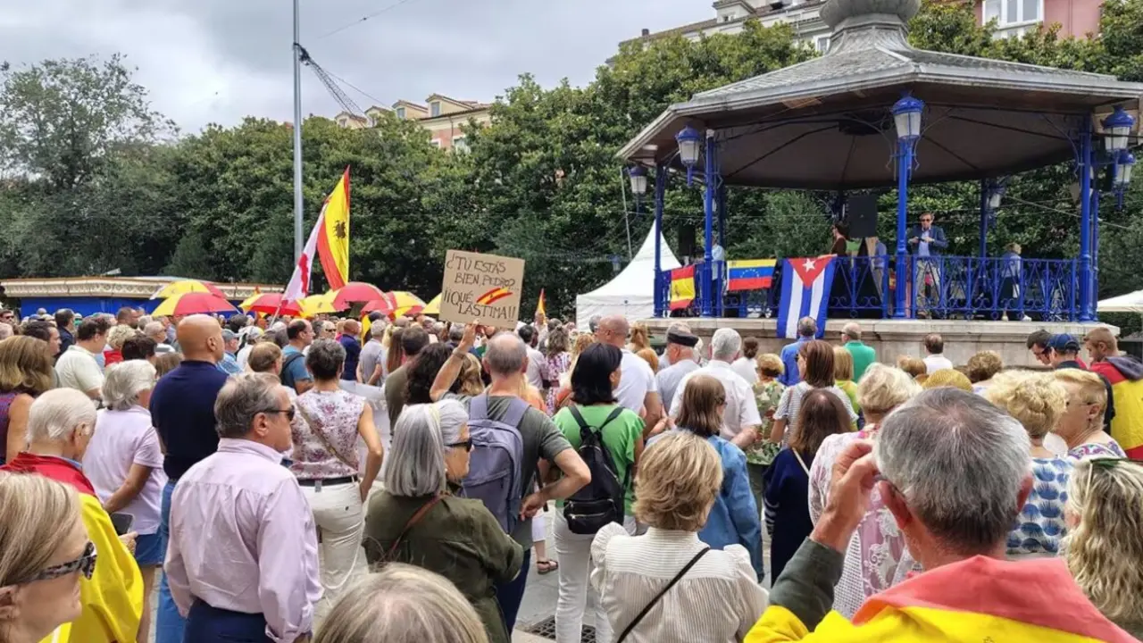 Personas en Santander pidiendo la dimisi&oacute;n de S&aacute;nchez en 2025