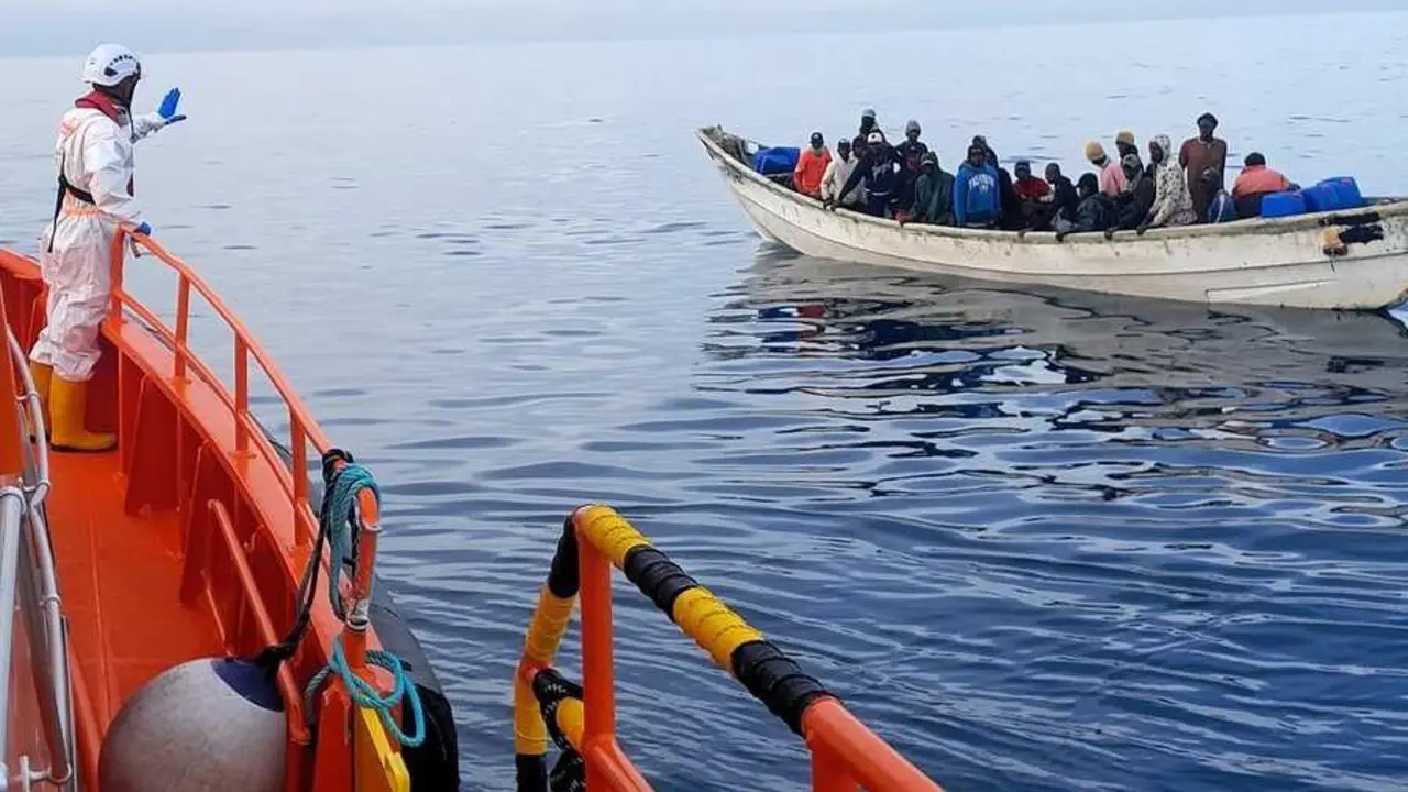 Archivo - La salvamar 'Macondo', en rescate a un cayuco a unas 5 millas al sur del Faro de Maspalomas