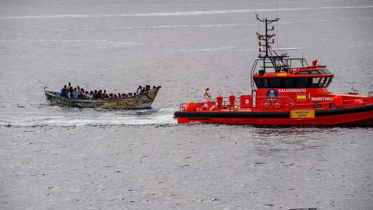 Archivo - Salvamento mar&iacute;timo encuentra un cayuco con 73 personas, antes de llegar al muelle de La Restinga, a 24 de octubre de 2025, en la isla de El Hierro, Islas Canarias (Espa&ntilde;a). 