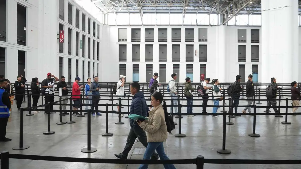 Archivo - Varias personas en el pabell&oacute;n 2 del recinto de Montju&iuml;c de Fira de Barcelona, a 6 de mayo de 2026, en Barcelona, Catalunya (Espa&ntilde;a). 