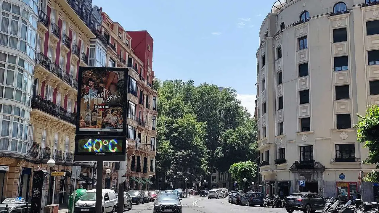 Archivo - Term&oacute;metro marcando 40 grados  