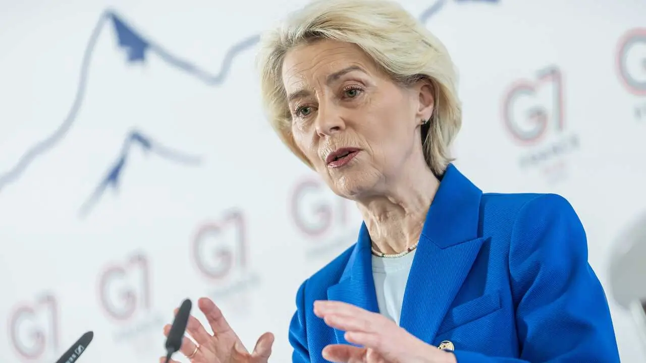 La presidenta de la Comisi&oacute;n Europea, Ursula von der Leyen, interviene durante una rueda de prensa previa a la cumbre del G7 en Evian