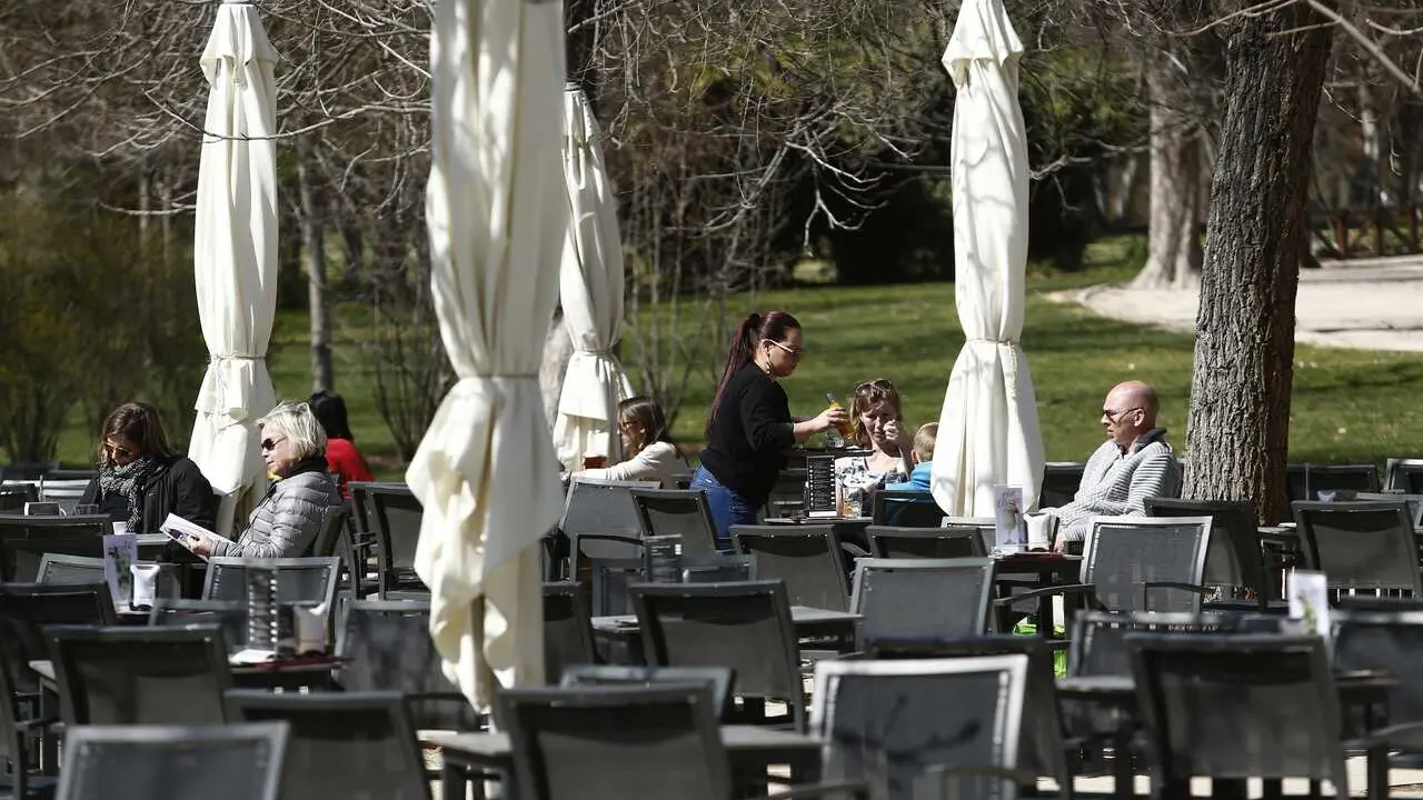Archivo - Una camarera sirviendo mesas en una terraza de Madrid 