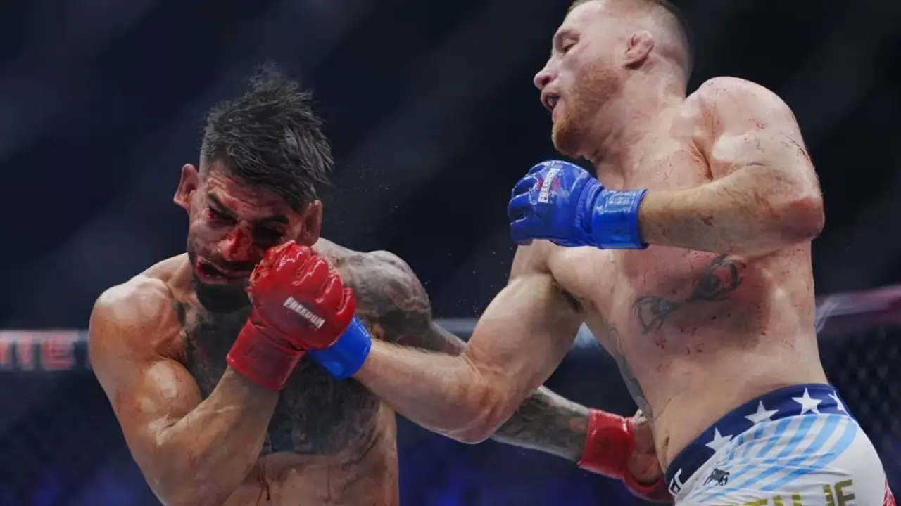 Justin Gaethje golpeando a Ilia Topuria