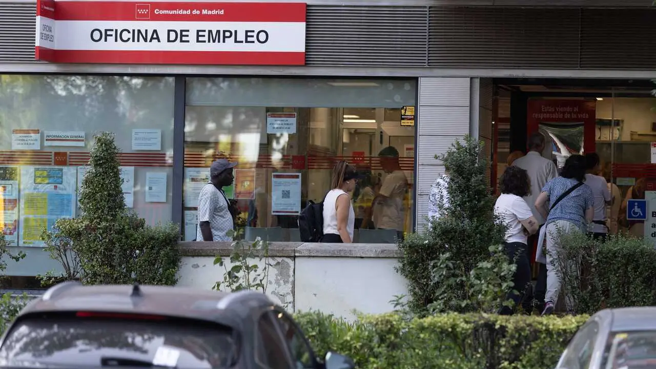 Archivo - Varias personas hacen cola en una oficina del SEPE en Madrid.