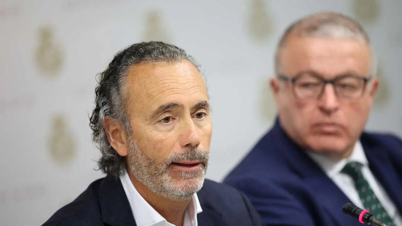 Imagen de archivo del presidente de la Asociaci&oacute;n V&iacute;ctimas Descarrilamiento Adamuz (AVDA), Mario Samper Pereira (i), comparece ante la Comisi&oacute;n de Investigaci&oacute;n sobre el estado de la red ferroviaria en Espa&ntilde;a.