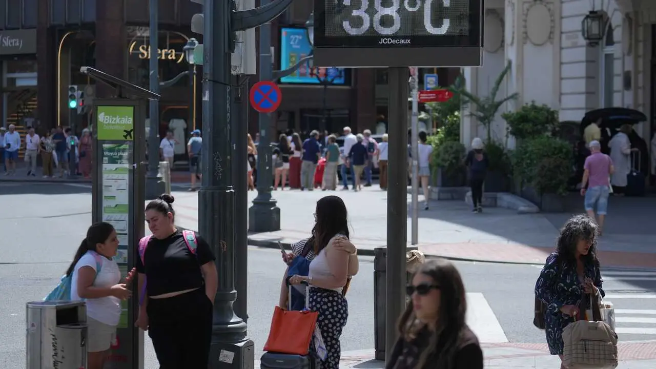 Un term&oacute;metro en la calle marca la temperatura, a 28 de mayo de 2026, en Bilbao, Vizcaya, Pa&iacute;s Vasco (Espa&ntilde;a). 