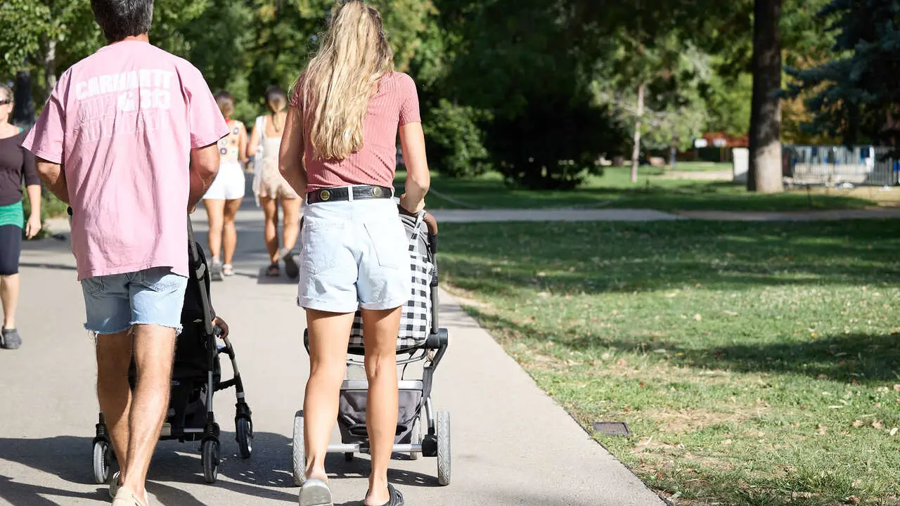 Archivo - Una familia en el Parque de El Retiro, a 26 de agosto de 2023, en Madrid (Espa&ntilde;a). El Instituto Nacional de Estad&iacute;stica (INE) ha revelado los datos de nacimientos producidos en todo el pa&iacute;s durante el primer cuatrimestre de 2023. En total, solo 