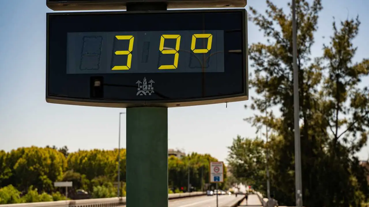 Archivo - Un term&oacute;metro marca temperaturas cerca de 40&ordm; en la capital cordobesa, a 19 de agosto de 2024 en C&oacute;rdoba (Andaluc&iacute;a, Espa&ntilde;a).  L
