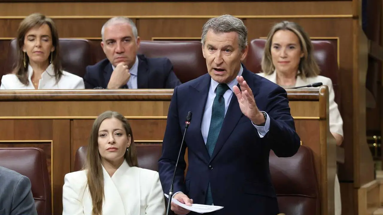 El presidente del Partido Popular, Alberto N&uacute;&ntilde;ez Feij&oacute;o, interviene durante una sesi&oacute;n de control al Gobierno, en el Congreso de los Diputados, a 17 de junio de 2026, en Madrid (Espa&ntilde;a). 