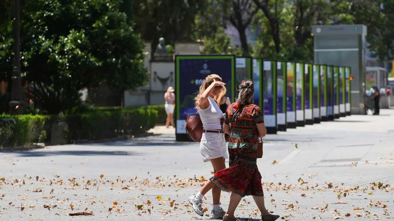 Turistas se protegen del calor por las calles de Sevilla. A 27 de mayo de 2026 en Sevilla, Andaluc&iacute;a (Espa&ntilde;a).