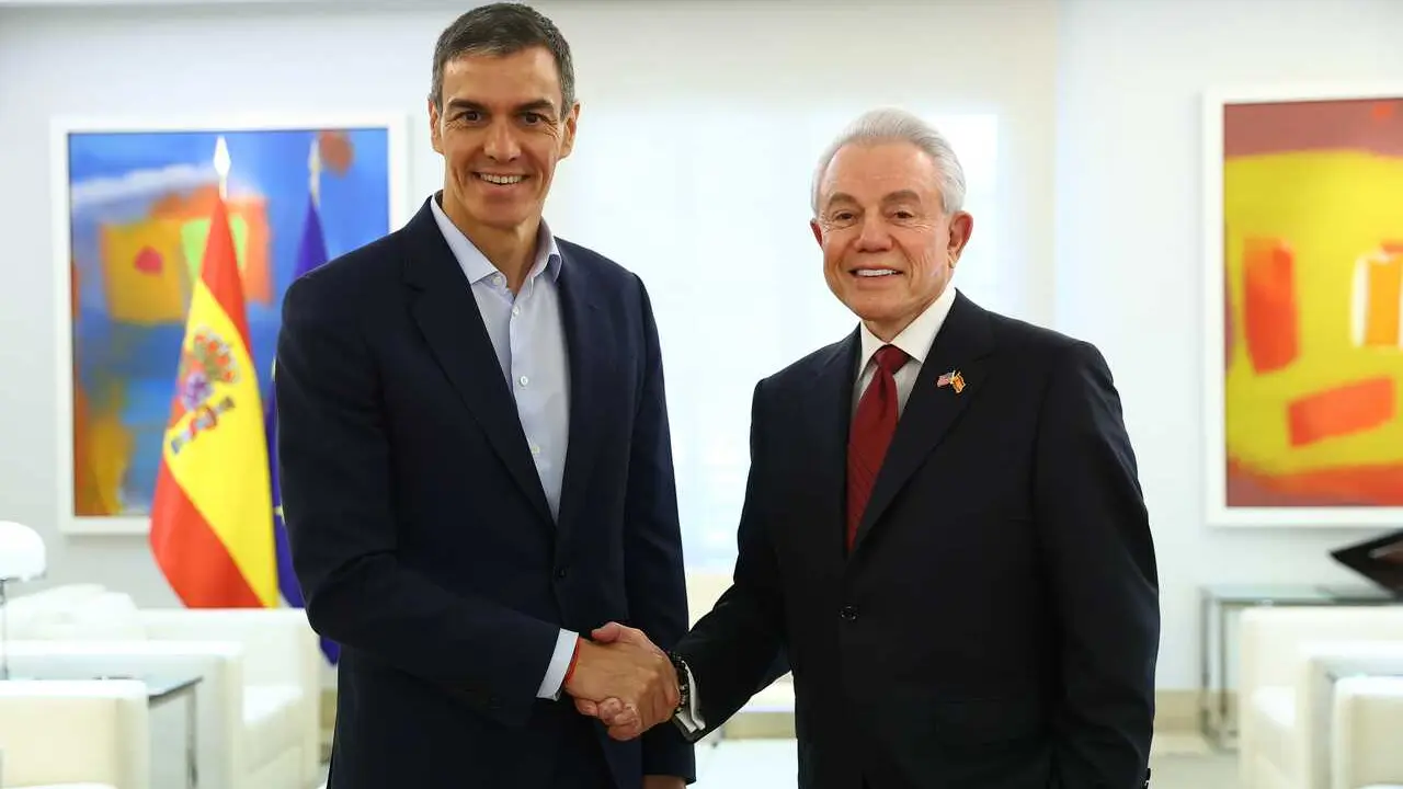 El presidente del Gobierno, Pedro S&aacute;nchez, se re&uacute;ne con el embajador de Estados Unidos en Espa&ntilde;a, Benjam&iacute;n Le&oacute;n, en el Palacio de la Moncloa