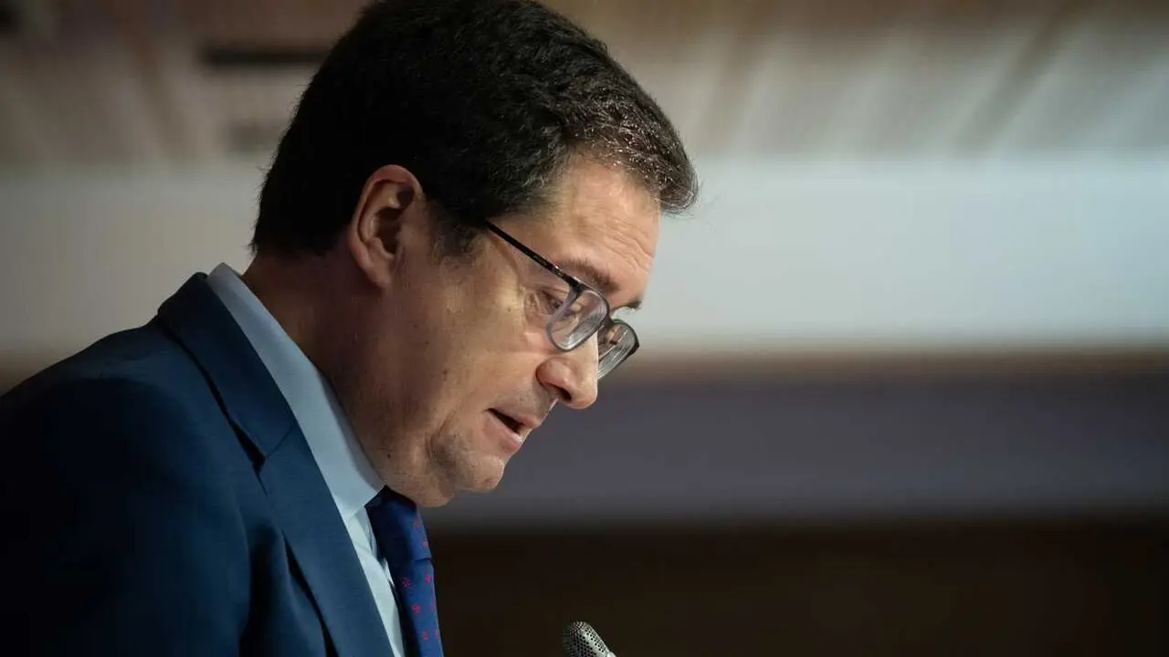 Archivo - El ministro para la Transformaci&oacute;n Digital y de la Funci&oacute;n P&uacute;blica, &Oacute;scar L&oacute;pez, durante la inauguraci&oacute;n del acto 'C&oacute;mo proteger a los menores en las redes', en la Oficina de la Uni&oacute;n Europea en Madrid, a 24 de octubre de 2025, en Madrid (Espa&ntilde;a
