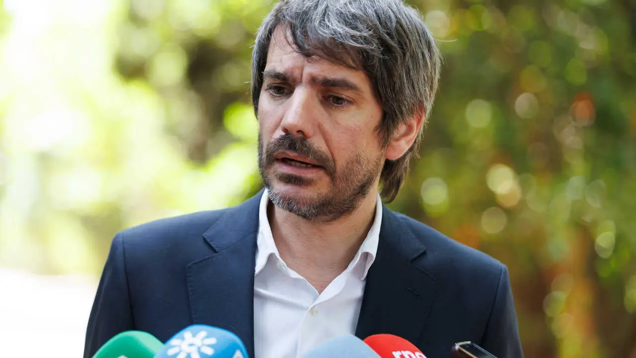 Archivo - El ministro de Cultura, Ernest Urtasun, durante una atenci&oacute;n a medios.