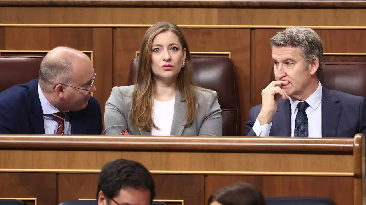 Archivo - la portavoz del PP en el Congreso, Ester Mu&ntilde;oz,  entre el secretario general , Miguel Tellado, y  el presidente del partido, Alberto N&uacute;&ntilde;ez Feij&oacute;o, durante una sesi&oacute;n de control al Gobierno,