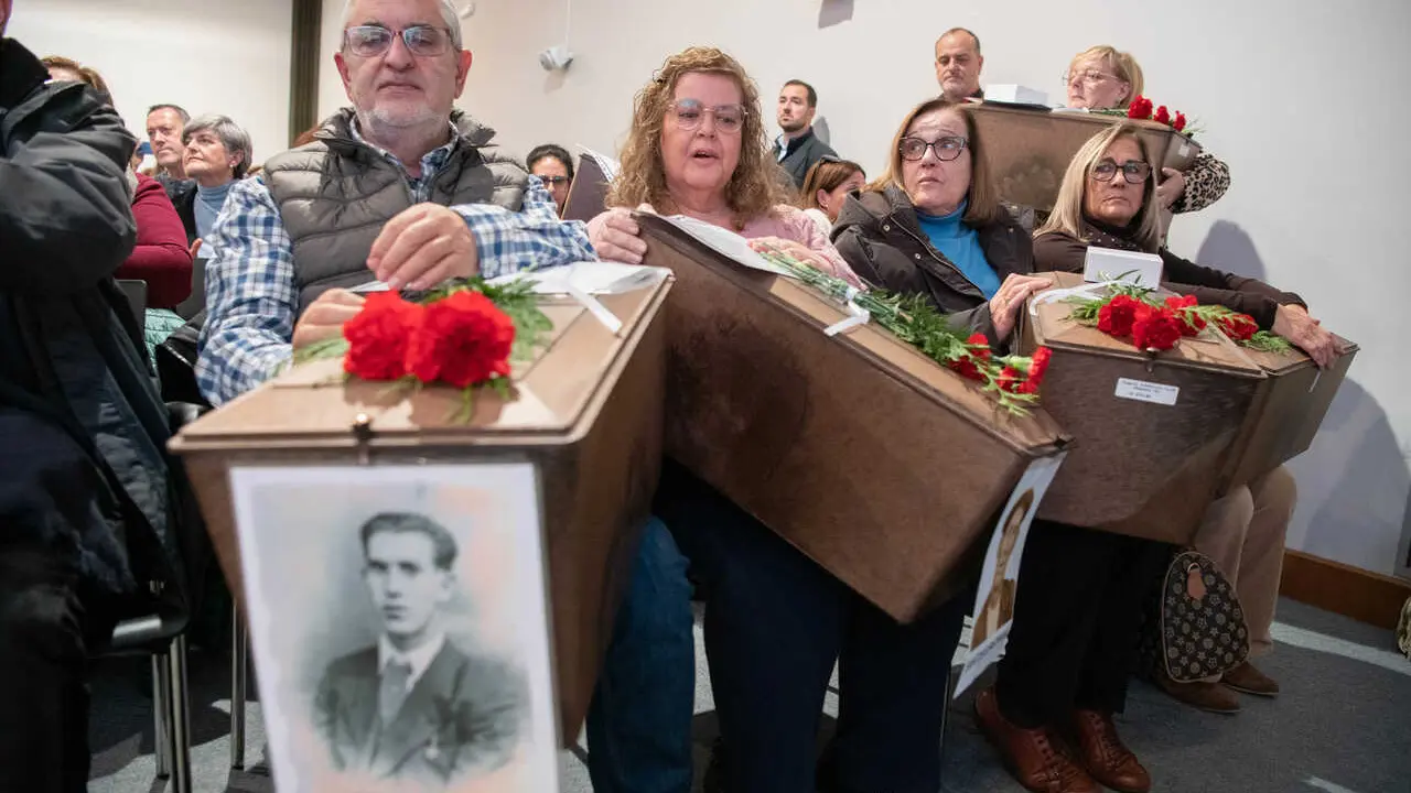Archivo - Acto de entrega de los restos exhumados de 21 v&iacute;ctimas a sus familiares, a 25 de noviembre de 2025, en Manzanares, Ciudad Real, Castilla-La Mancha (Espa&ntilde;a). 