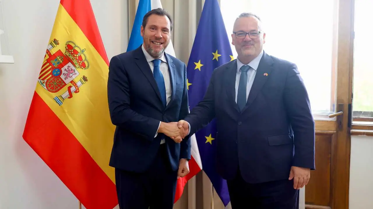 El ministro de Transportes y Movilidad Sostenible, &Oacute;scar Puente, y el titular de Transportes de la Rep&uacute;blica Checa, Ivan Bedn&aacute;rik, a 18 de junio de 2026.