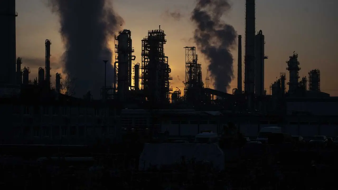 Archivo - Refiner&iacute;a de petr&oacute;leo.