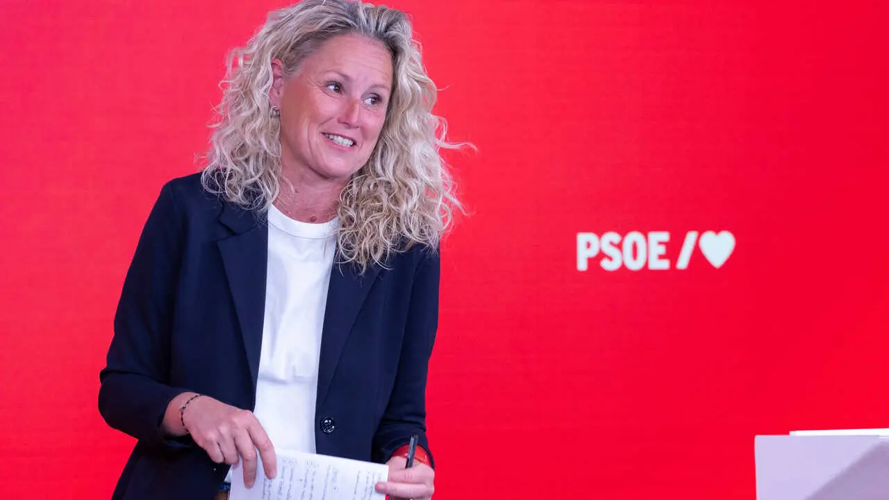 Archivo - La portavoz del PSOE, Montse M&iacute;nguez, en una rueda de prensa en la sede del partido en Ferraz.