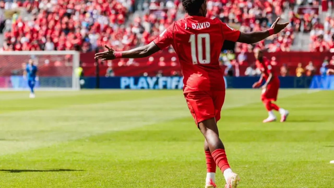Johnatan David celebrando su hat-trick