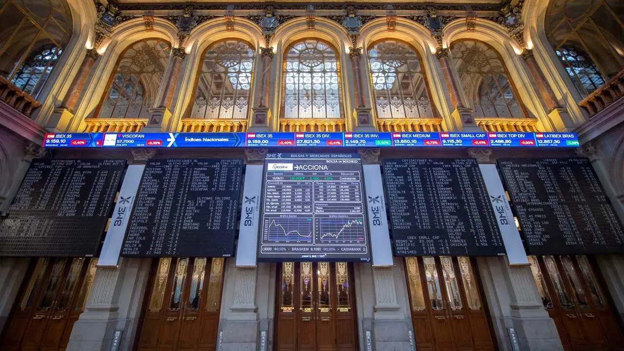 Archivo - Valores del Ibex 35 en los paneles del Palacio de la Bolsa de Madrid.