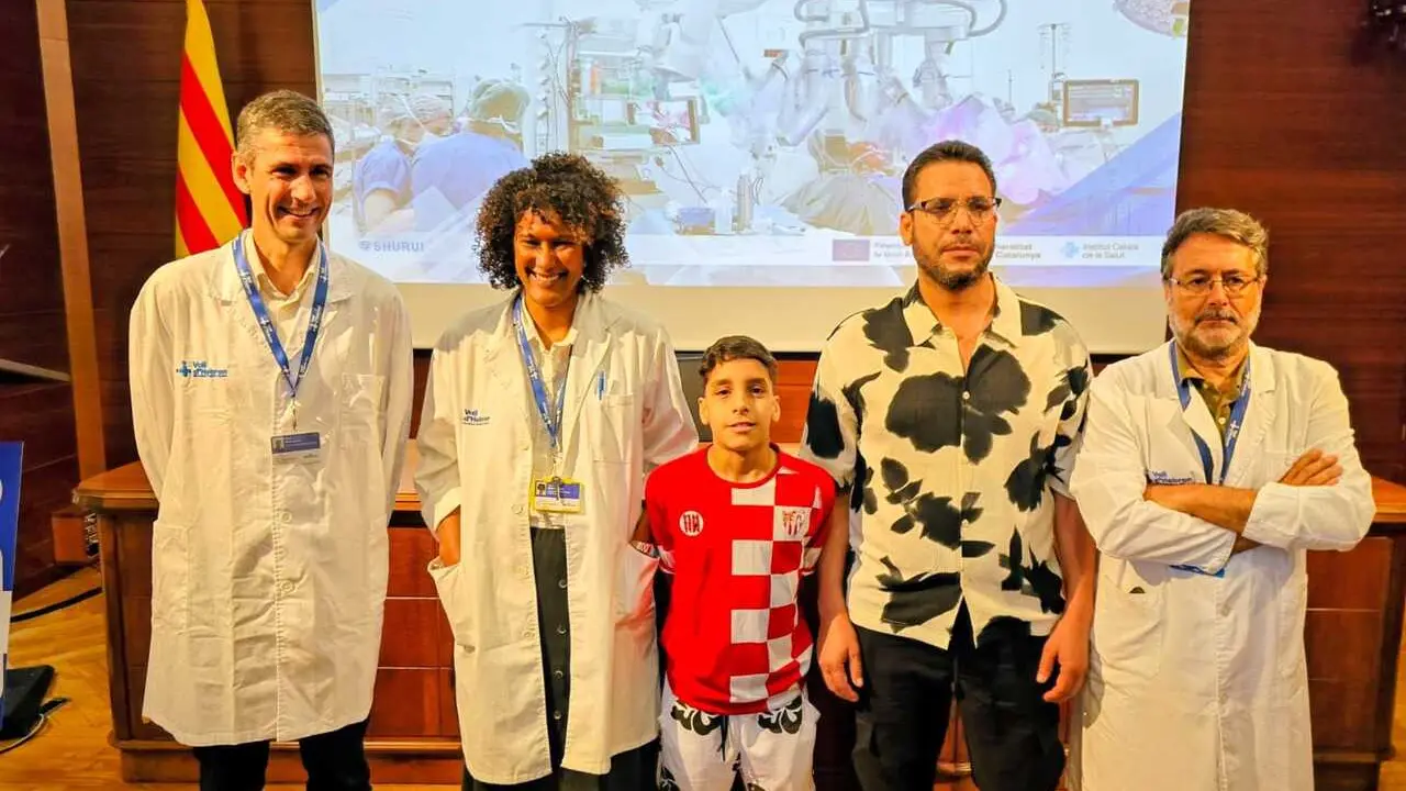 Los responsables del hospital, el paciente operado y su padre