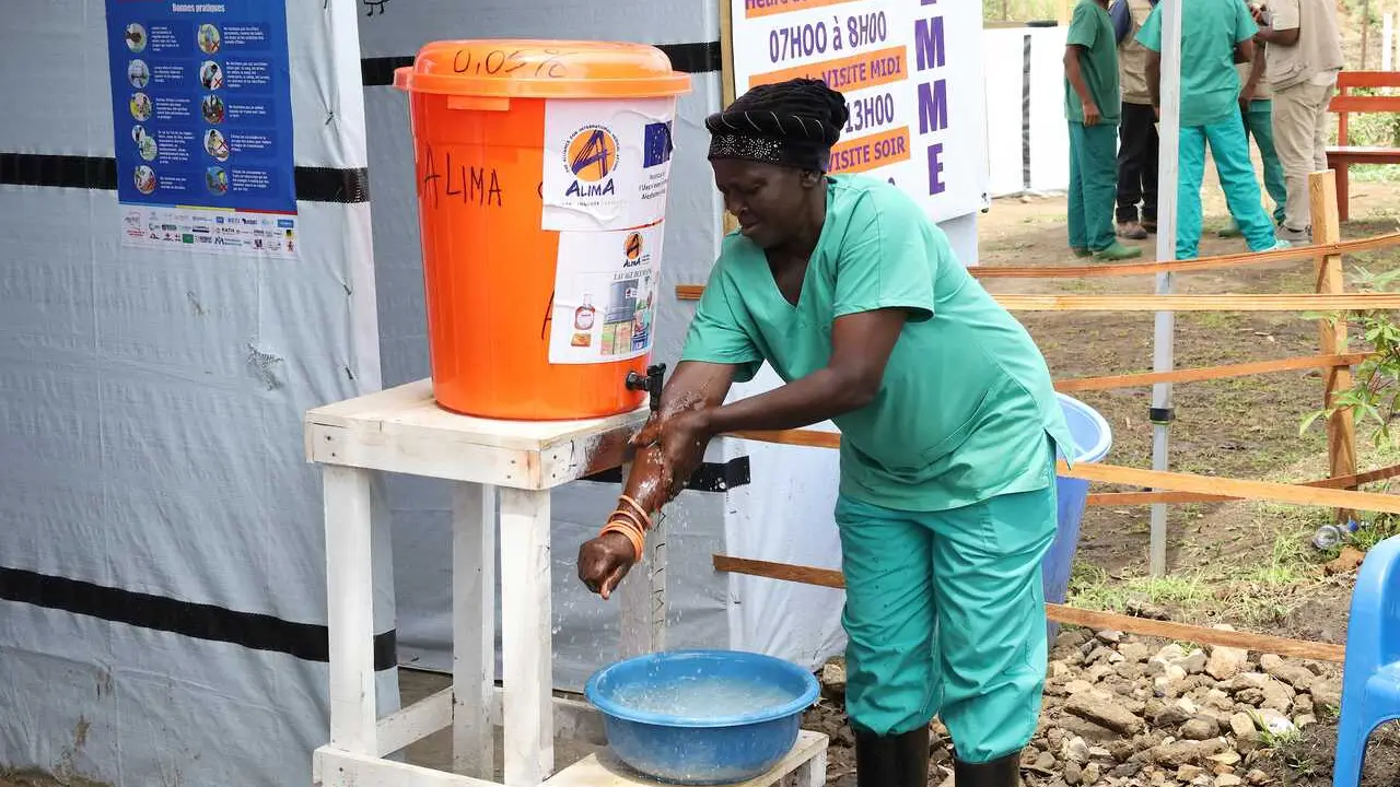 Fotograf&iacute;a de archivo de una trabajadora sanitaria en un centro en Rwampara, en el este de Rep&uacute;blica Democr&aacute;tica del Congo (RDC), en medio del brote de &eacute;bola en el pa&iacute;s africano