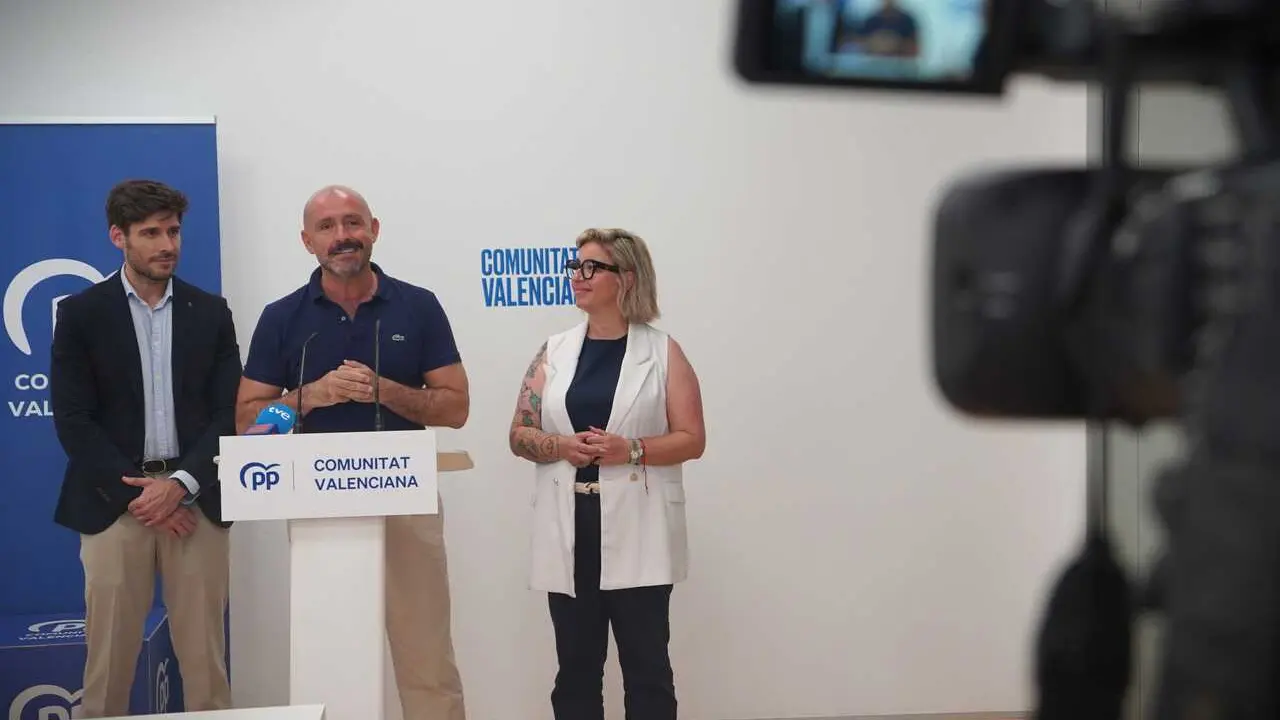 El dirigente del PP Jaime de los Santos comparece junto al coordinador general del PPCV, Juan Carlos Caballero, y la diputada en Les Corts Marisa Gayo