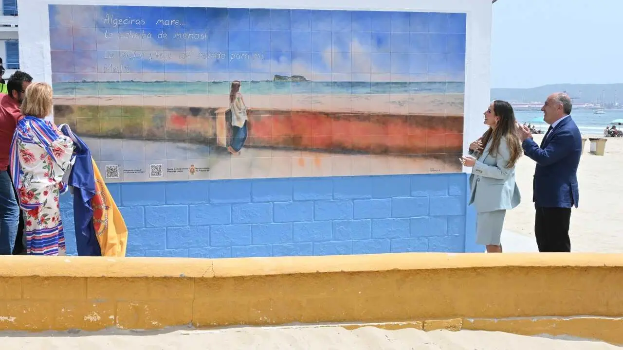 La cantante Mal&uacute; descubre un mural en homenaje a ella en la playa del Rinconcillo junto al alcalde de Algeciras, Jos&eacute; Ignacio Landaluce.
