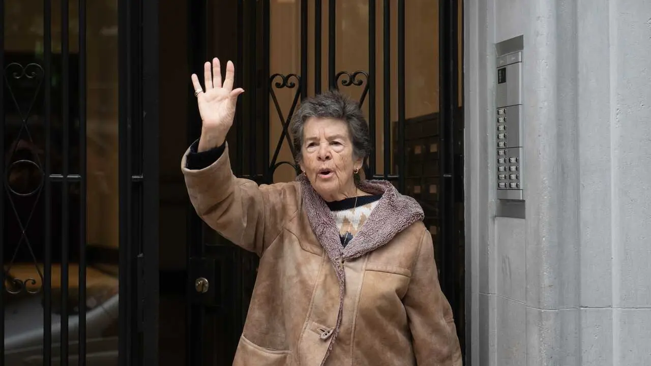 Archivo - Maricarmen celebra el aplazamiento del desahucio, a 29 de octubre de 2025, en Madrid (Espa&ntilde;a)