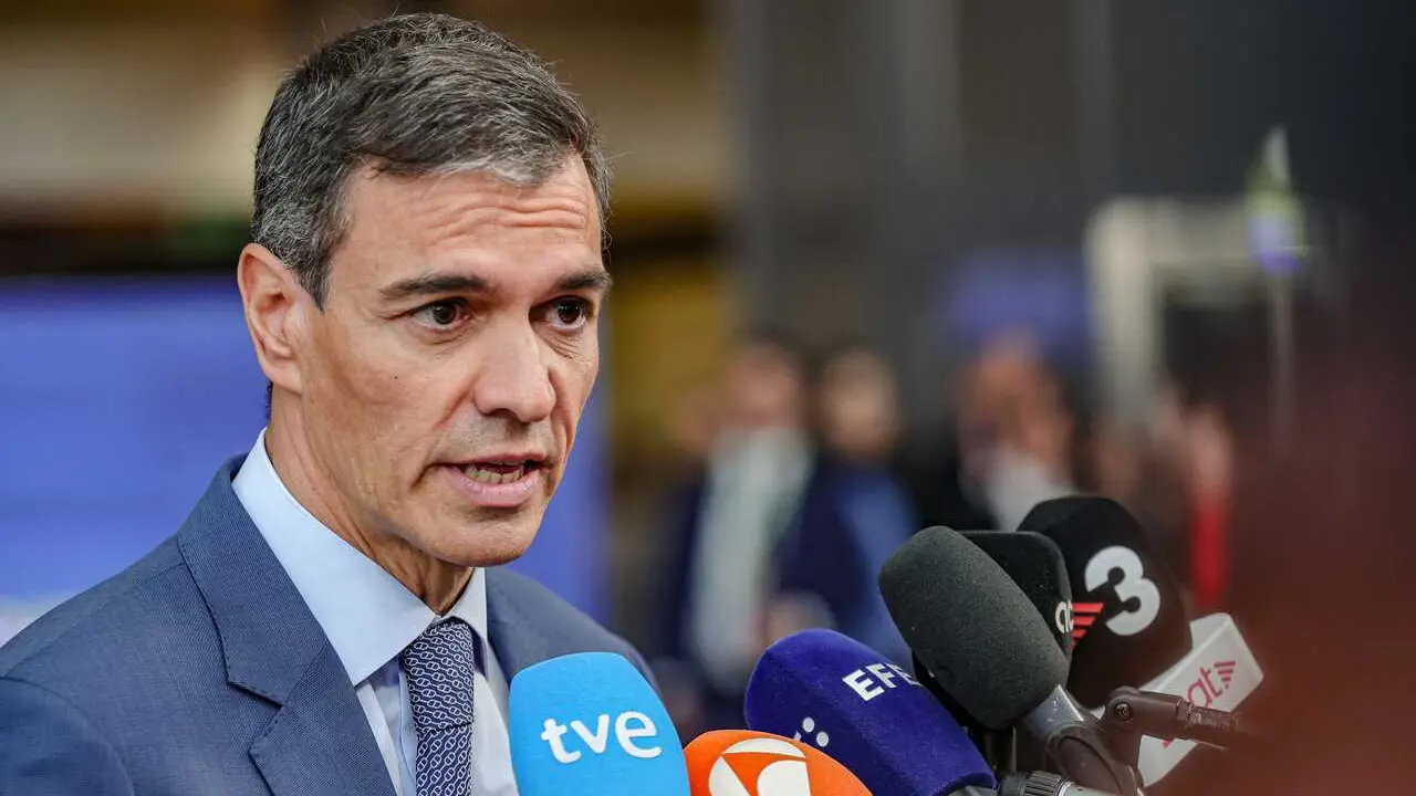June 18, 2026, Brussels, Belgium, European Union: PEDRO SANCHEZ, Prime Minister of Spain, walks out to greet the press ahead of a roundtable meeting during the first night of the European Council Summit in Brussels. Spain is expected to focus on competiti