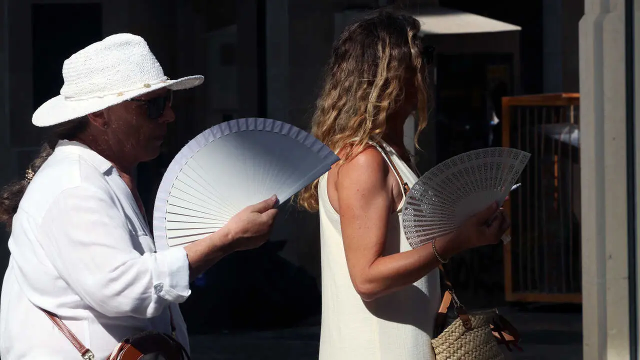 Archivo - Viandantes soportan las altas temperaturas por las calles de M&aacute;laga, A 12 de agosto de 2025 en M&aacute;laga, Andaluc&iacute;a (Espa&ntilde;a). 
