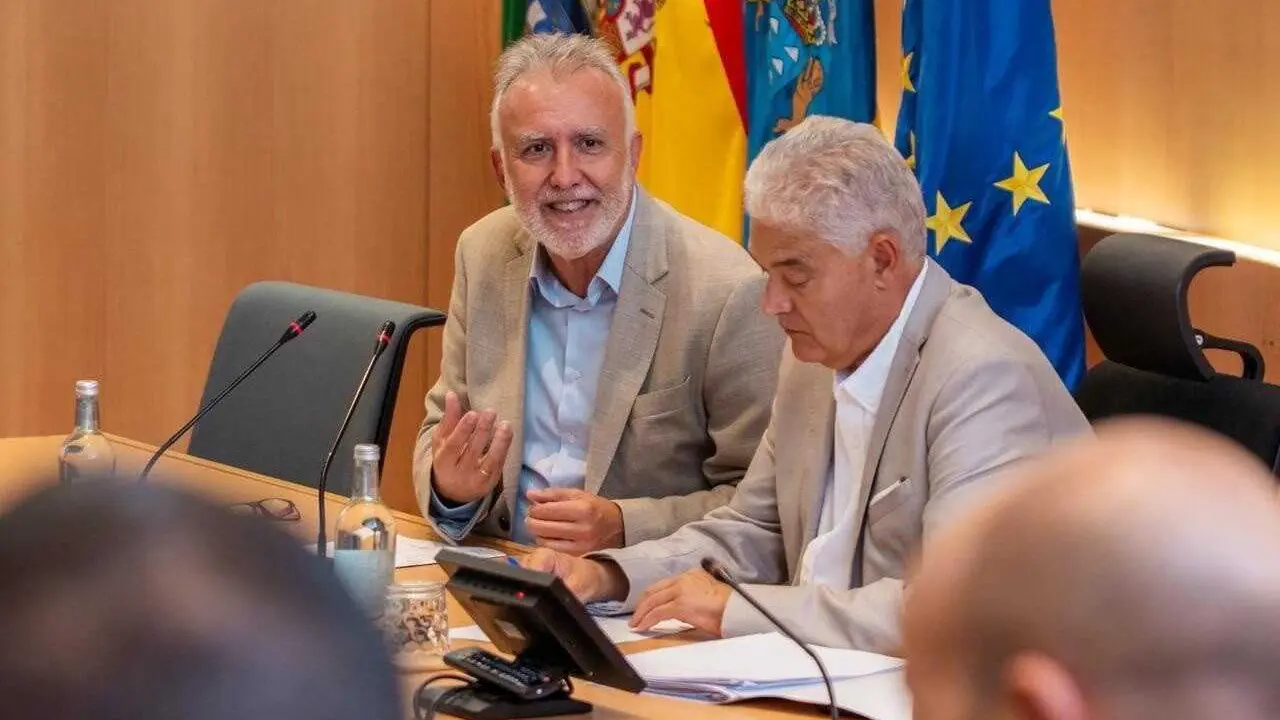 El ministro &Aacute;ngel V&iacute;ctor Torres aborda en T&iacute;as (Lanzarote) el proceso de regularizaci&oacute;n de personas migrantes