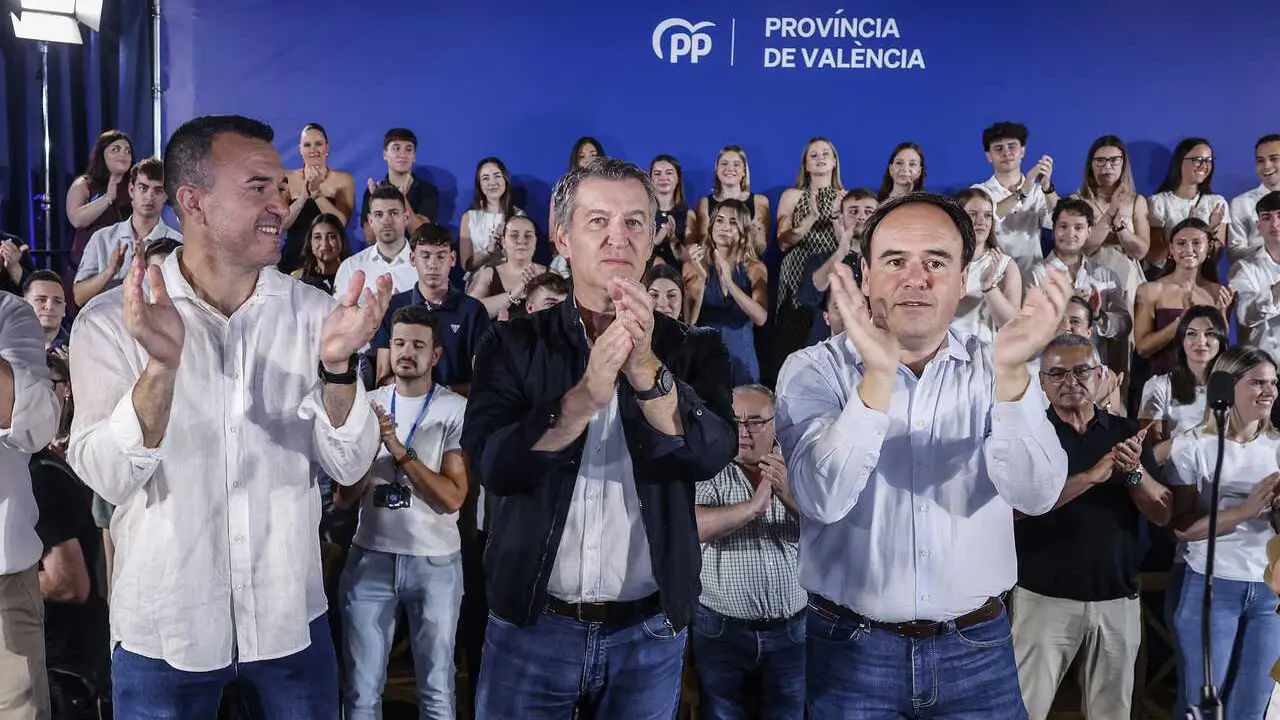 El presidente del Partido Popular, Alberto N&uacute;&ntilde;ez Feij&oacute;o (c),  el presidente de la Generalitat Valenciana, Juanfran P&eacute;rez Llorca (d), y el presidente provincial del PP de Valencia, Vicente Momp&oacute; (i). 