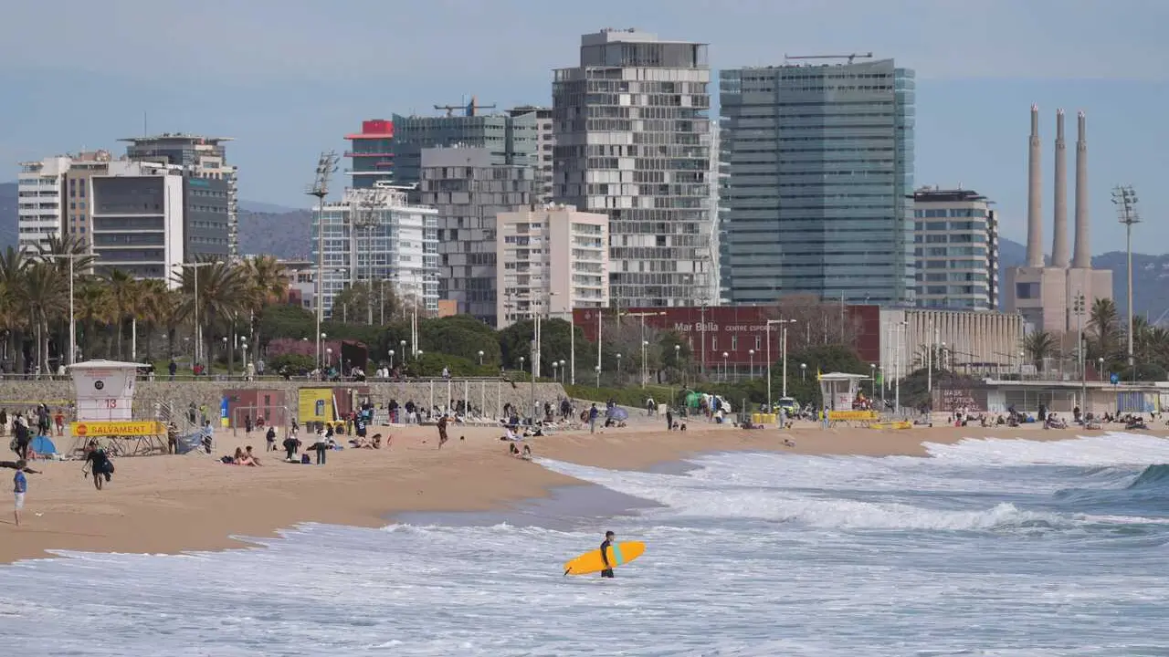 Archivo - Grupos de personas en la Playa Nova Ic&agrave;ria, a 30 de marzo de 2026, en Barcelona, Catalunya (Espa&ntilde;a).   