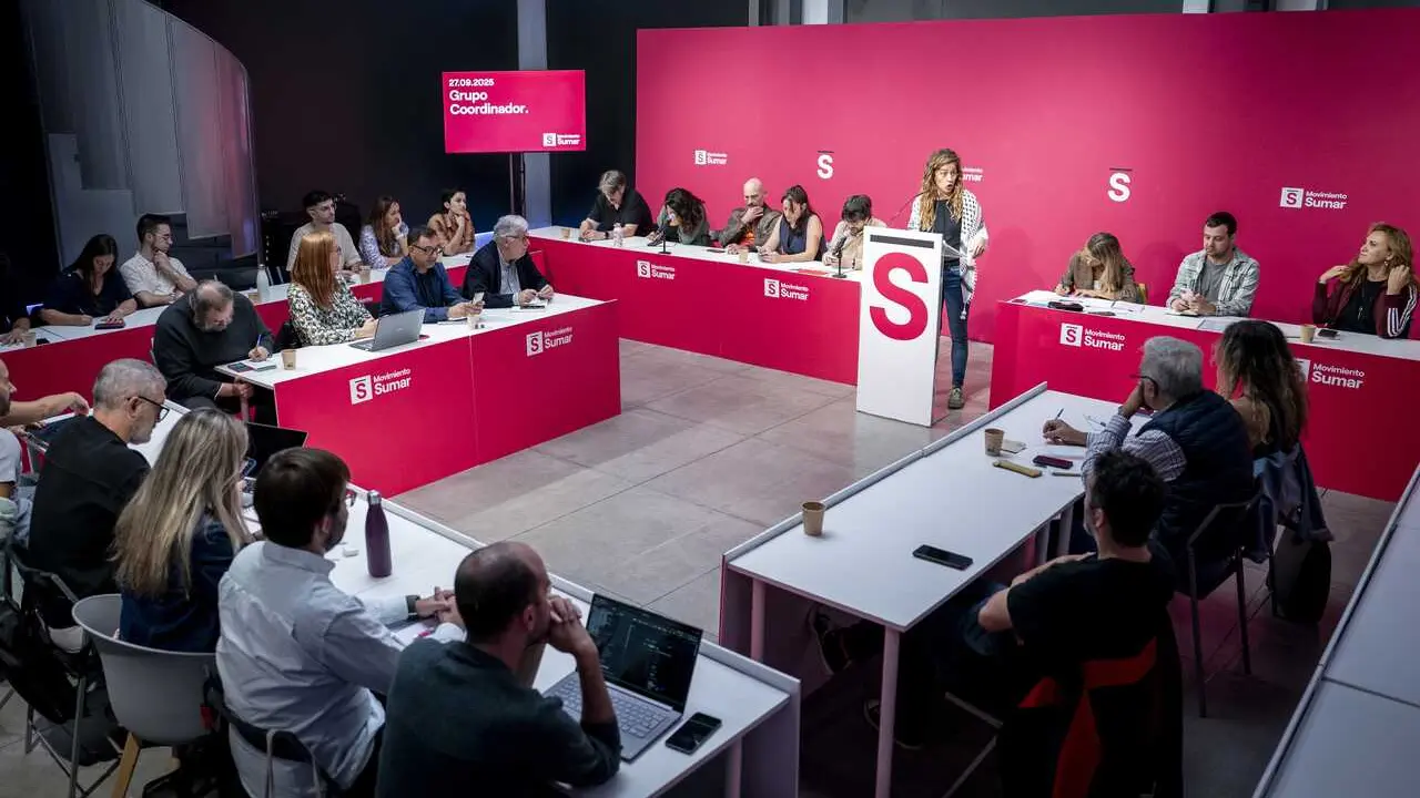 Archivo - La coordinadora del Movimiento Sumar, Lara Hern&aacute;ndez (c), interviene durante la celebraci&oacute;n del Grupo Coordinador de Movimiento Sumar, el primero del presente curso pol&iacute;tico, en el Espacio Unonueve, a 27 de septiembre de 2025, en Madrid (Espa&ntilde;a)