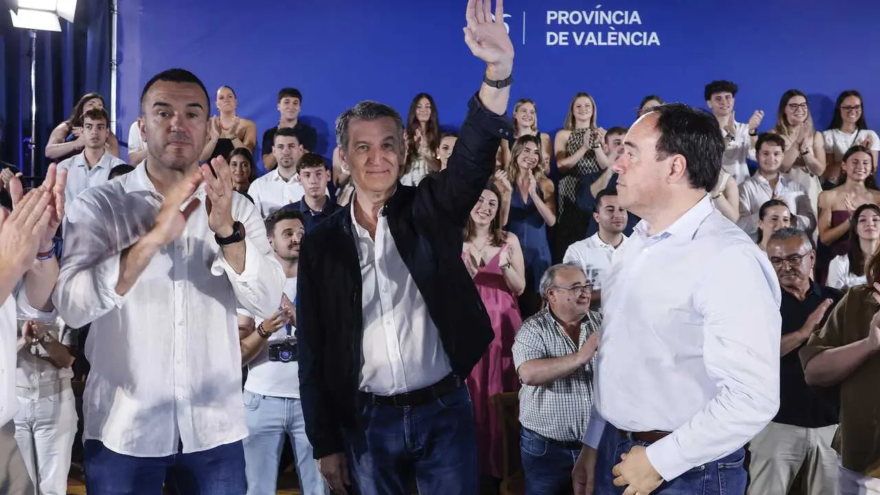 El presidente del Partido Popular, Alberto N&uacute;&ntilde;ez Feij&oacute;o (c),  el presidente de la Generalitat Valenciana, Juanfran P&eacute;rez Llorca (d), y el presidente provincial del PP de Valencia, Vicente Momp&oacute; (i), durante la reuni&oacute;n de la Junta Directiva del PP de la pr