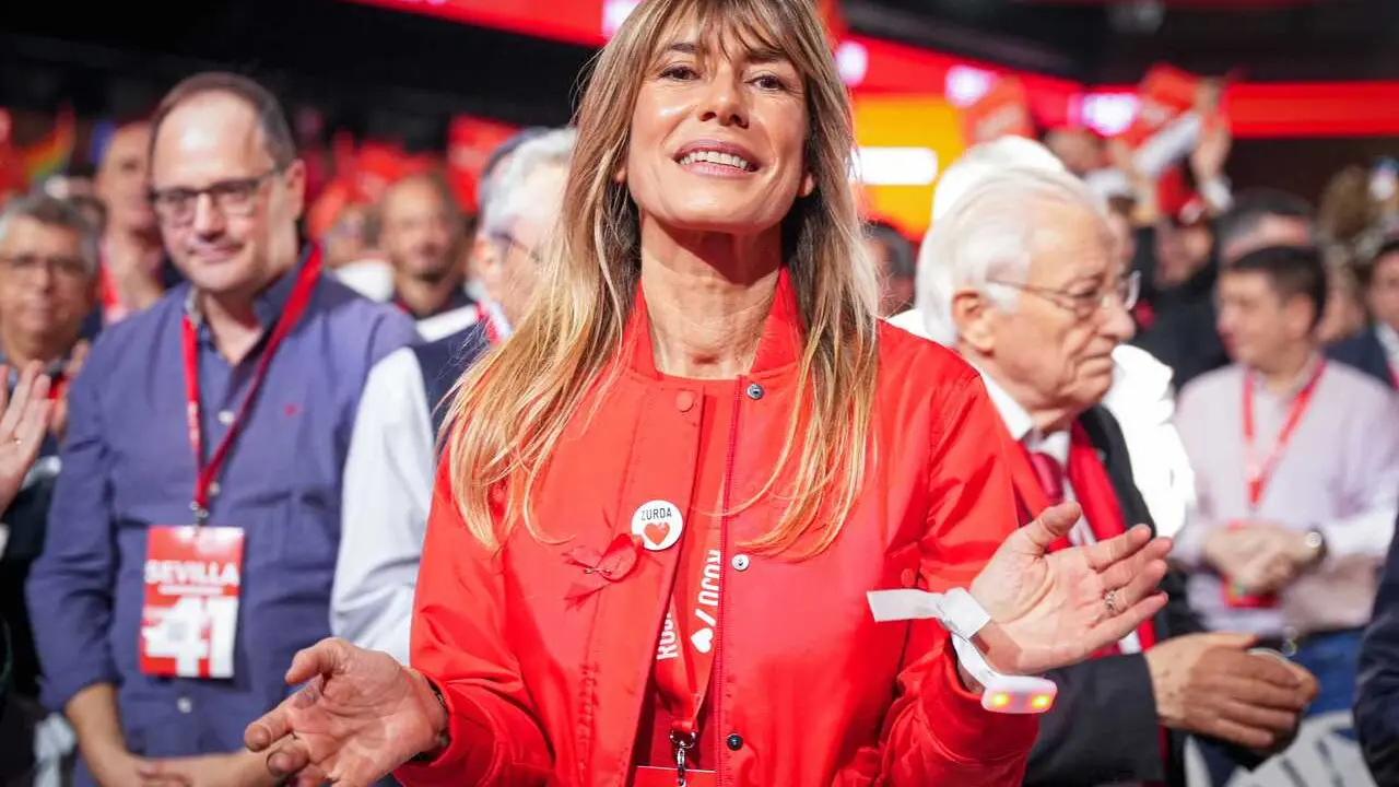 Archivo - La esposa del presidente del gobierno Bego&ntilde;a G&oacute;mez durante la clausura del 41&ordm; Congreso Federal del PSOE en el Palacio de Congresos y Exposiciones. 