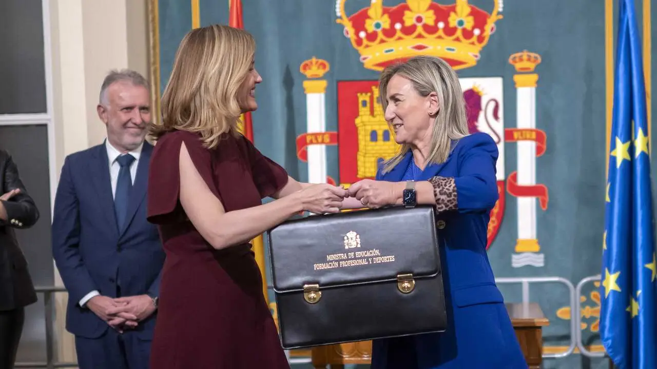 Archivo - La ministra de Educaci&oacute;n, Formaci&oacute;n Profesional y Deportes, Pilar Alegr&iacute;a (i), entrega la cartera a su sucesora en el cargo, Milagros Tol&oacute;n (d), en la sede del Ministerio, a 22 de diciembre de 2025, en Madrid (Espa&ntilde;a). 