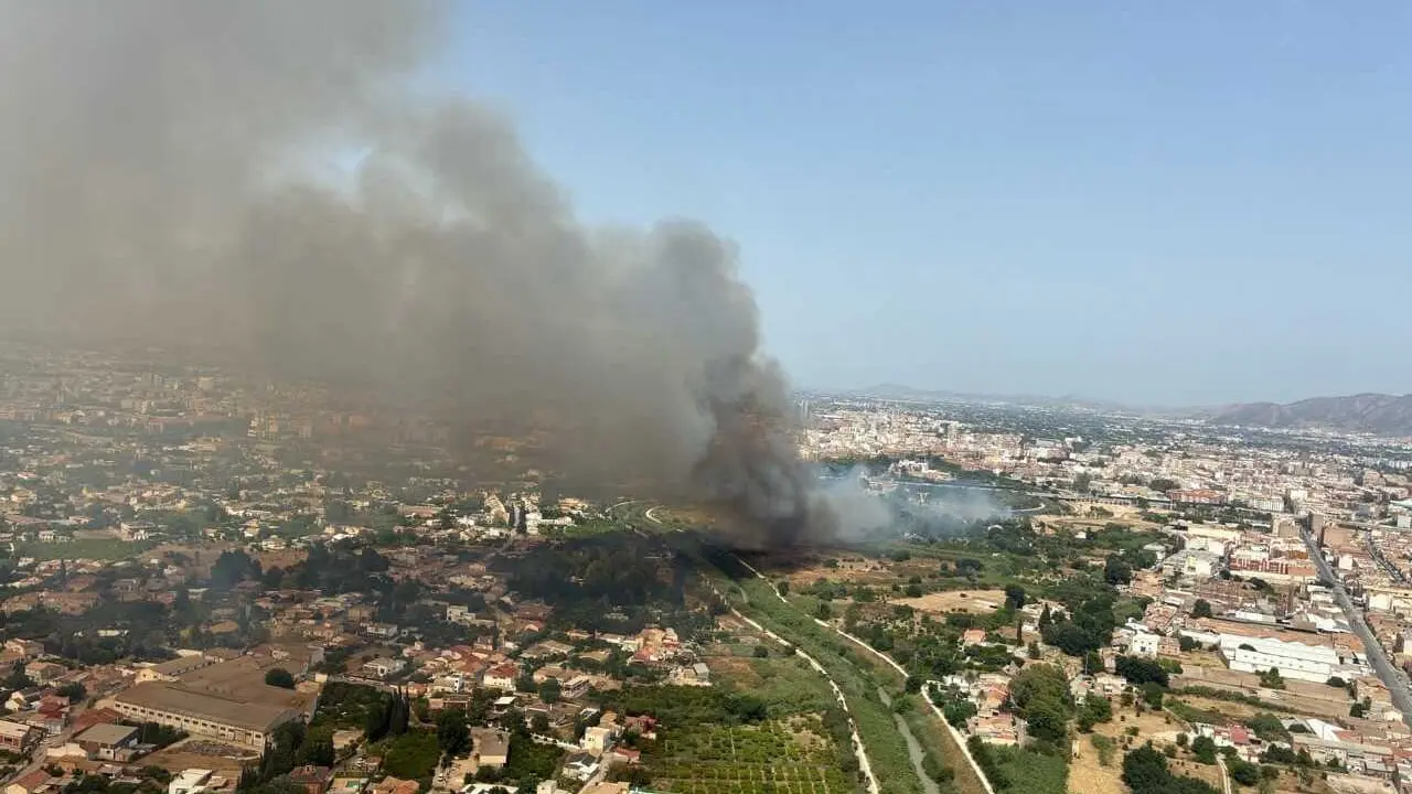Vista a&eacute;rea de la zona del r&iacute;o Segura en la que se est&aacute; produciendo el incendio