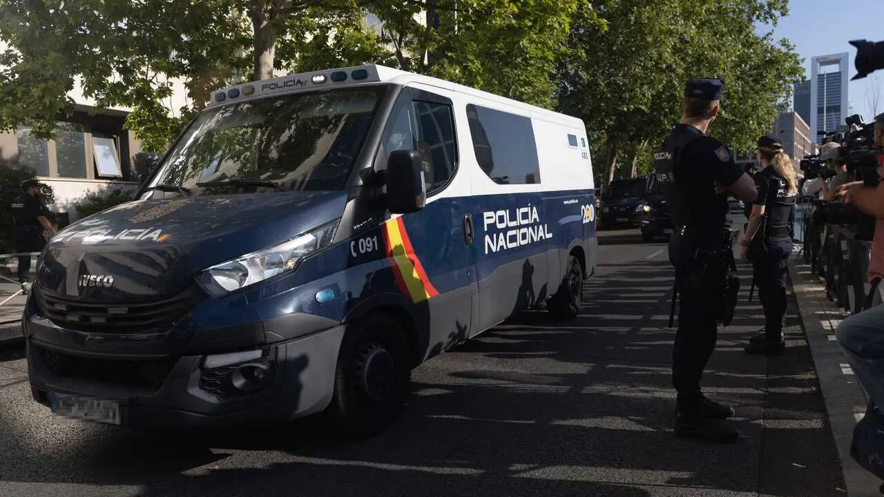 Archivo - Un veh&iacute;culo policial en los juzgados de Plaza de Castilla, a 5 de julio de 2024, en Madrid (Espa&ntilde;a)