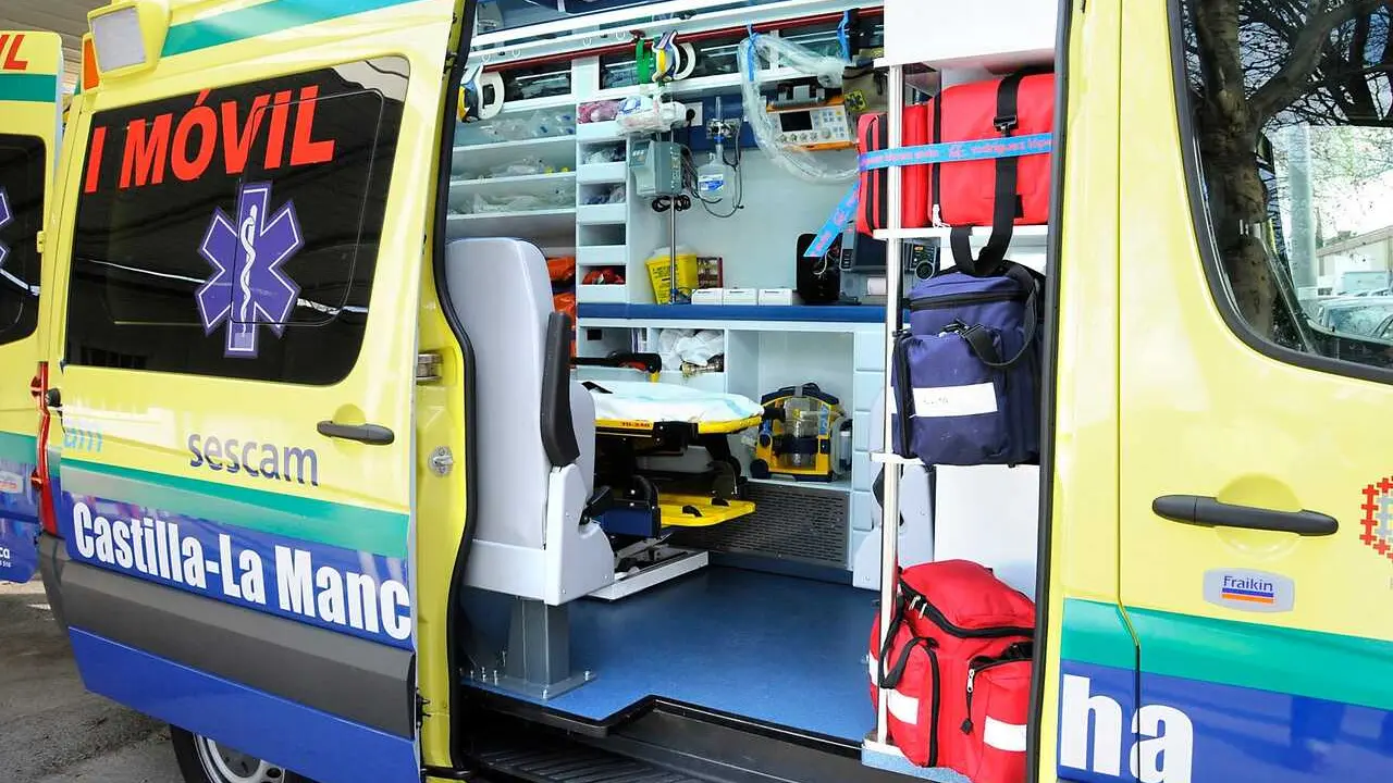 Archivo - UVI m&oacute;vil Sescam , emergencia