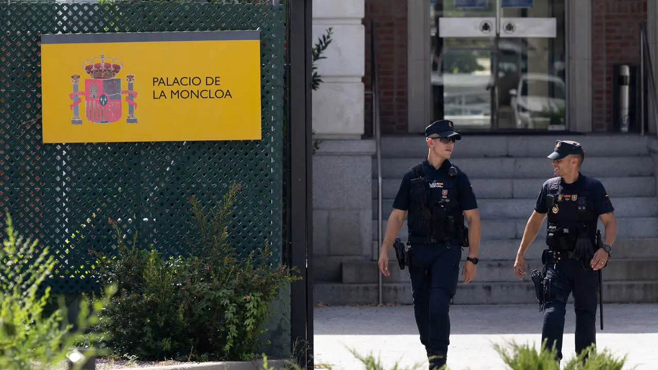 Archivo - Agentes de Polic&iacute;a a su salida del Palacio de La Moncloa, a 30 de julio de 2024, en Madrid (Espa&ntilde;a).