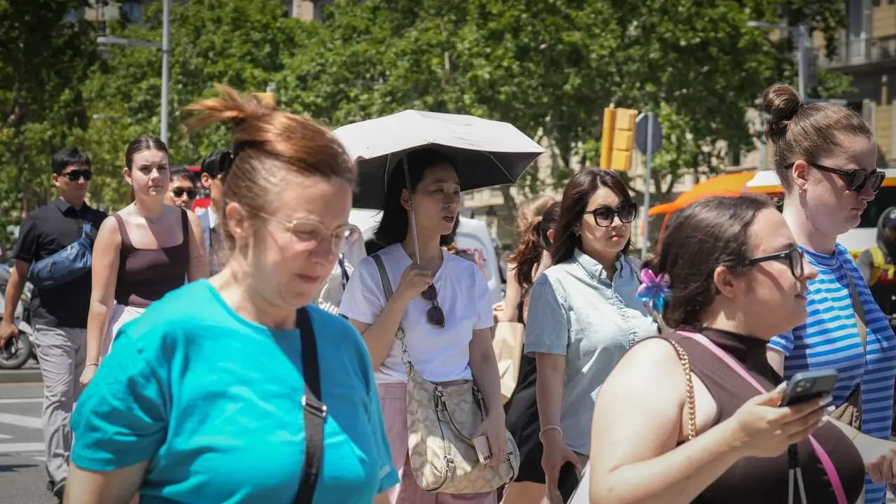 Varias personas caminan por las calles de la ciudad, a 17 de junio de 2026, en Barcelona, Catalunya (Espa&ntilde;a).