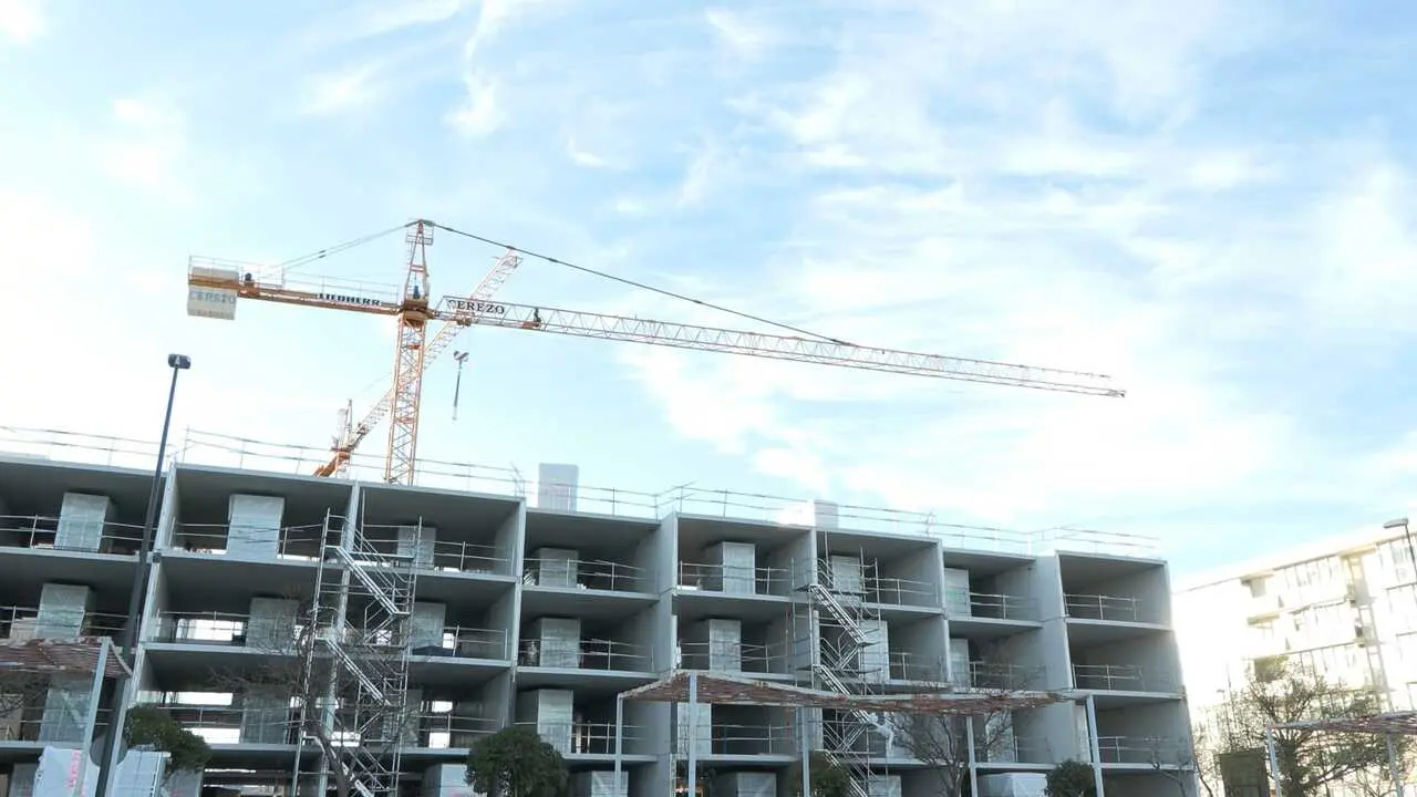 Archivo - Bloque de pisos en construcci&oacute;n
