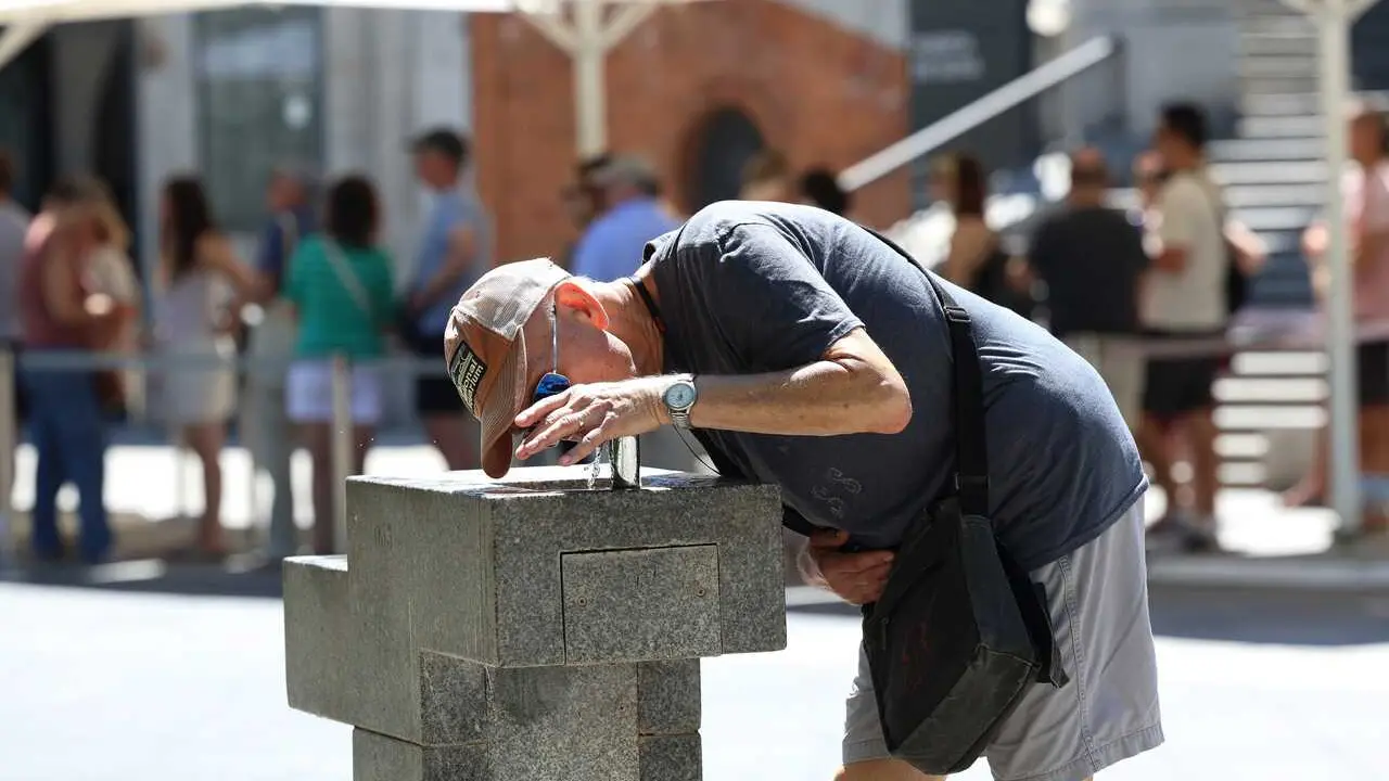 Archivo - Un hombre bebe agua de una fuente durante una segunda ola de calor, a 23 de julio de 2024, en Madrid (Espa&ntilde;a).